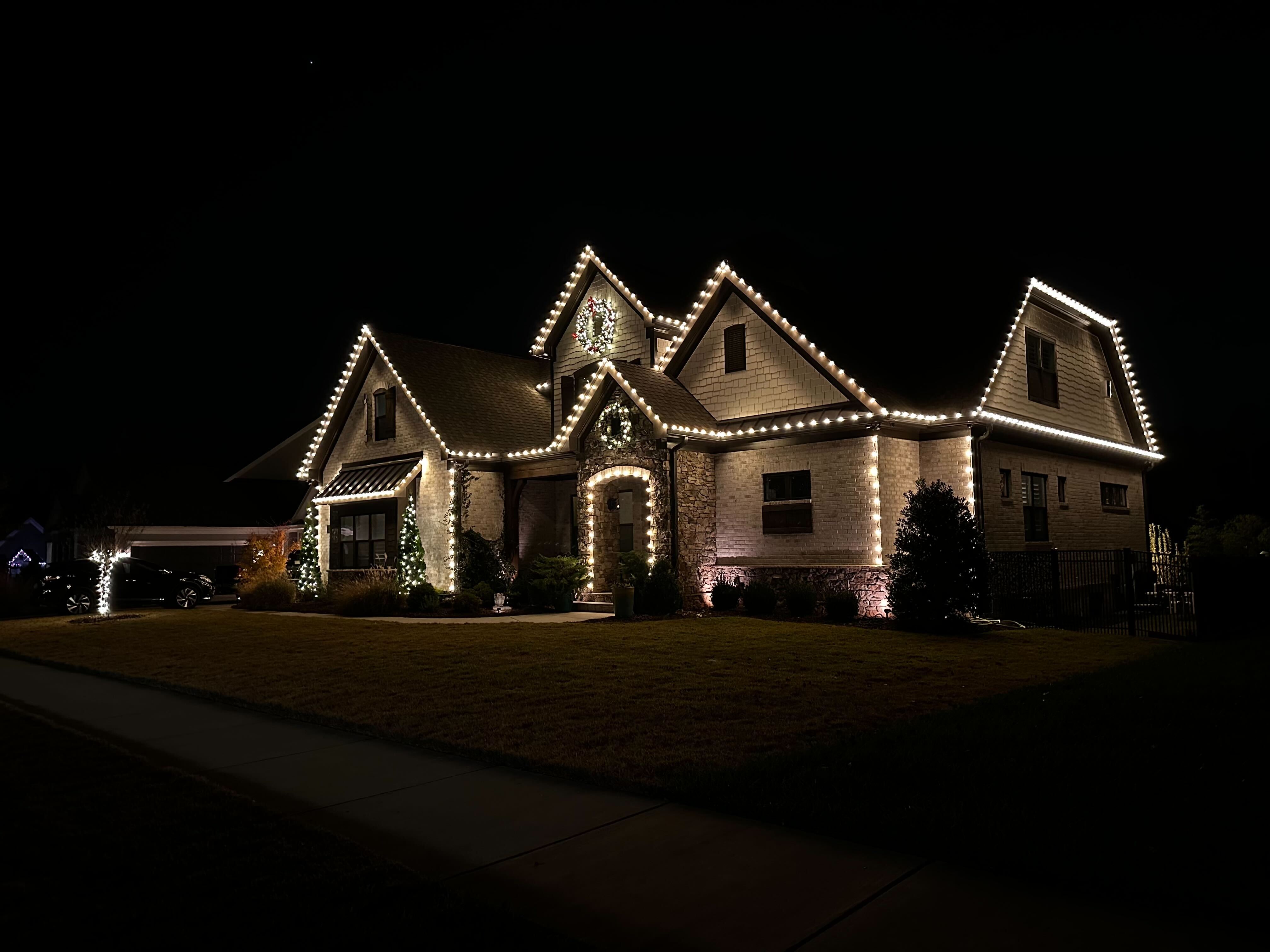 Christmas Light Installation in Huntersville, NC – Elegant Wreaths, Roofline Lights & Tree Wraps