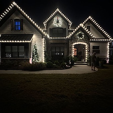 Christmas-Light-Installation-in-Huntersville-NC-Elegant-Wreaths-Roofline-Lights-Tree-Wraps 1
