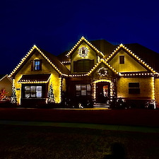 Christmas-Light-Installation-in-Huntersville-NC-Elegant-Wreaths-Roofline-Lights-Tree-Wraps 2